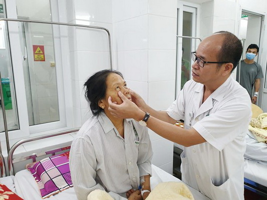 Thăm khám cho bệnh nhân viêm gan tại Bệnh viện Bạch Mai.